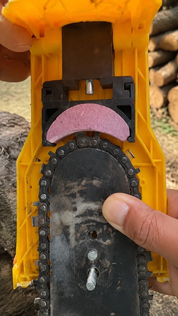 🪵🪓 Portable Chainsaw Sharpener Kit – Fast On-Saw Sharpening with Spare Whetstone